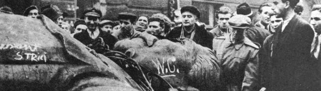 Hungarian-students+toppled-Stalin-statue_1956